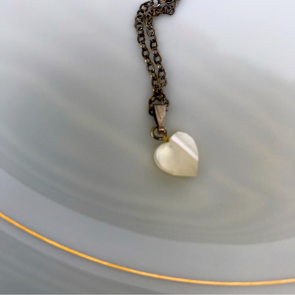 Tiny Shiny Pearly Heart shaped necklace. - Picture 4 of 10